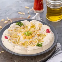حمص بالصنوبر والمكسرات